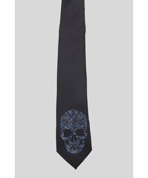 Set your favourite shirt looks apart with the Rembrandt skull print tie. The contrasting blue skull detail adds a stylish twist to the classic black tie.