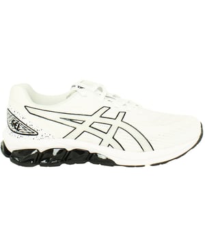 Adéntrate en el futuro del calzado deportivo con las zapatillas ASICS Gel-Quantum 180 VII blancas para hombre. Diseñadas para ofrecer la máxima comodidad, rendimiento y estilo, estas zapatillas cuentan con un elegante diseño blanco que irradia versatilidad tanto para actividades atléticas como para ropa informal.

Características principales:

 Sistema de amortiguación con tecnología GEL:  Las Gel-Quantum 180 VII están equipadas con la tecnología GEL característica de ASICS en el retropié para atenuar el choque durante el impacto, garantizando una transición suave a través del ciclo de la marcha. Este avanzado sistema de amortiguación mejora el confort, especialmente durante las actividades de alto impacto.

 Tecnología Trusstic System:  La tecnología Trusstic System integra un componente resinoso en la zona del mediopié, reforzando la estabilidad y evitando la torsión excesiva. Esta característica refuerza la integridad estructural de la zapatilla sin añadir peso innecesario.

 Plantilla OrthoLite:  La plantilla OrthoLite no sólo mejora la comodidad, sino que también proporciona control de la humedad y transpirabilidad. Ayuda a mantener los pies secos y frescos durante un uso prolongado, haciendo que estas zapatillas sean adecuadas para su uso durante todo el día.

 Mediasuela AmpliFoam:  La entresuela AmpliFoam ofrece una amortiguación ligera y duradera, proporcionando un excelente equilibrio entre flexibilidad y capacidad de respuesta. Esta tecnología contribuye a una zancada más enérgica y cómoda.

 Suela de caucho de alta abrasión:  La duradera suela exterior de caucho, con un compuesto de alta abrasión, proporciona una tracción fiable en diversas superficies. Esto hace que las Gel-Quantum 180 VII sean adecuadas para una amplia gama de actividades, desde correr por carretera hasta el entrenamiento cruzado en el gimnasio.