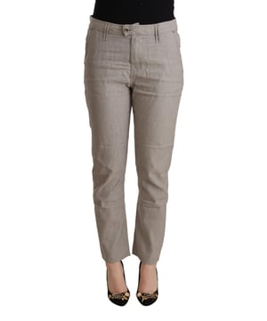 Pantalones tapered de cintura media  
Color: Gris claro  
Cierre con botón y cremallera  
Detalles del logo  
Hecho en Italia  
Material: 53% Lino, 36% Algodón, 10% Nailon, 1% Elastano  
Material: 53% Lino, 36% Algodón, 10% Nailon, 1% Elastano