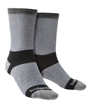 Bridgedale - Men's 2 Pack Coolmax Base Layer Boot Socks¿Necesitas unos calcetines de capa base para todas las estaciones? Diseñados para el confort, el calor adicional y la practicidad en senderos largos, estos forros con Coolmax® ayudarán a mantener tus pies secos y protegidos. Llevados junto a la piel, estos forros transportan la humedad rápidamente lejos de la piel hacia el calcetín principal donde puede evaporarse manteniendo los pies secos y cómodos. De secado extremadamente rápido, estarán listos por la mañana tras un lavado rápido. La tecnología Coolmax® Performance Fusion proporciona una excelente evacuación de la humedad, junto con la durabilidad que cabe esperar de Bridgedale. Estos calcetines están hechos de 57% Coolmax® / Poliéster, 20% Nylon / Poliamida, 19% Endurofil® / Polipropileno, 4% LYCRA® / Elastano y vienen en Negro o Gris. Están disponibles en 3 tallas: Medium (6-8.5 UK), Large (9-11.5 UK), X-Large (12+ UK) y son lavables a máquina.Extra Product DetailsBridgedale Men's Coolmax SocksPerformance FitBase Layer Liner DesignFlat Toe SeamsCrew LengthMoisture WickingPerfect For All SeasonsAvailable in Black or Grey3 Sizes AvailableMachine Washable
