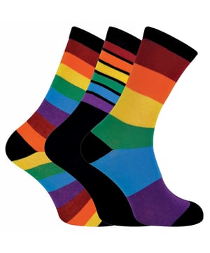 Egal, ob du etwas für die Freizeit oder für ein schickes Outfit suchst, diese Socken bieten dir Komfort und den Farbtupfer, den wir alle in unserem Outfit brauchen. Diese regenbogenfarbenen Socken bestehen aus einer baumwollreichen Mischung mit 82% Baumwolle, um ein superweiches Paar Socken zu schaffen, das die Füße während des gesamten Gebrauchs bequem hält. Dieser hohe Baumwollanteil bedeutet auch, dass die Socken für den Sommer geeignet sind, da sie atmungsaktiv und kühl sind. Das flippige und helle Design dieser Socken macht sie zu einem Must-Have für Ihre Sockenschublade. In diesem 3er-Pack erhalten Sie 1 Paar von jedem Muster. Dazu gehören ein Paar dünn gestreifte, ein Paar fett gestreifte und ein Paar schwarze Socken mit Streifen am oberen Ende. Alle Modelle haben eine schwarze Ferse, Spitze und Oberseite. Die Socken sind im 3er-Pack in den Größen 4-7 UK und 6-11 UK erhältlich. Sie bestehen aus 82% Baumwolle, 16% Polyamid und 2% Elasthan. Sie sind außerdem maschinenwaschbar.