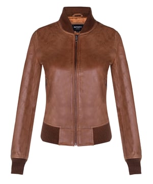 Prepárese para hacer una declaración de moda con nuestra chaqueta universitaria de cuero MA-1 para mujer, una fusión perfecta de estilo y comodidad. Confeccionada con cuero napa de cordero suave y flexible, esta chaqueta ofrece una sensación lujosa y cómoda. Esto es lo que la distingue: Cuero napa de cordero: la construcción de cuero napa de cordero suave y flexible proporciona una sensación lujosa y cómoda, lo que la convierte en una excelente opción tanto para el estilo como para la comodidad. Bolsillos funcionales en la cintura: dos bolsillos exteriores en la cintura ofrecen opciones de almacenamiento convenientes para sus elementos esenciales, lo que permite un fácil acceso a sus pertenencias. Aspecto universitario clásico: el cuello, los puños y el dobladillo de punto acanalado brindan una apariencia clásica de chaqueta universitaria al tiempo que garantizan un ajuste cómodo y ceñido. Opciones de color elegantes: disponible en dos colores elegantes, esta chaqueta le permite expresar su estilo personal y encontrar la combinación perfecta para su guardarropa. Cremalleras YKK duraderas: las cremalleras YKK utilizadas en la chaqueta garantizan durabilidad y funcionalidad suave, mejorando la calidad general de la prenda. La chaqueta universitaria de cuero MA-1 para mujer es una pieza atemporal que combina sin esfuerzo moda, comodidad y versatilidad, lo que la convierte en una adición esencial a tu guardarropa para lograr un look destacado en cualquier temporada.