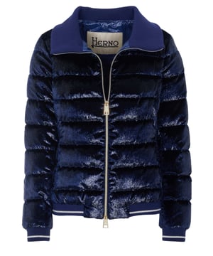 100% poliéster; chaqueta Herno;  Modelo: PI1329D15019 9251;  Mano de obra de alta calidad;  cuello alto;  cremallera bidireccional;  Dos bolsillos laterales con cremalleras;  forro hacia abajo;  Tejido de terciopelo brillante;  Detalles del logotipo de Herno.