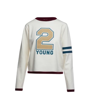 Üppige Weichheit herrscht in diesem sportlichen Sweat von 2-Young vor und sorgt dafür, dass Komfort und müheloser Stil Hand in Hand gehen. Mit dem 2-Young-Logo versehen und mit luxuriösem Kontraststoff abgesetzt, hebt sich dieses Stück von anderen ab. Das abgebildete Model ist 170 cm groß und trägt Größe 36/S.