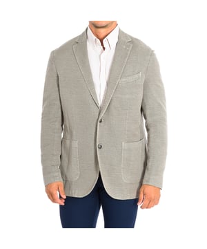 La americana de manga larga con corte regular hombre es una prenda clave en el armario masculino, ideal para quienes buscan un estilo clásico y cómodo. Este tipo de americana se caracteriza por su diseño atemporal y su corte regular, que proporciona un ajuste versátil y favorecedor para una amplia variedad de tipos de cuerpo.

La chaqueta de manga larga está confeccionada en materiales de alta calidad, como lana o mezclas suaves, asegurando tanto comodidad como durabilidad. Su corte regular permite una mayor libertad de movimiento, lo que la convierte en una opción perfecta para el uso diario y para ocasiones especiales. Además, cuenta con detalles como solapas, botones y bolsillos, que añaden un toque de sofisticación.

Esta americana con corte regular es fácil de combinar con camisas, corbatas y pantalones de vestir, permitiendo crear looks elegantes para la oficina, bodas o cenas. Su estilo clásico la hace adecuada tanto para eventos formales como para ocasiones más relajadas, garantizando que siempre luzcas bien.

La americana de manga larga con corte regular hombre es una elección excelente para quienes buscan una prenda que ofrezca calidad, confort y un toque de distinción. Con esta americana, disfrutarás de una combinación perfecta de funcionalidad y moda, haciéndote sentir seguro y atractivo en cualquier momento. Su fácil mantenimiento y durabilidad la convierten en un básico esencial en el armario masculino, ideal para cualquier evento o reunión importante.
 Composición: 75% Algodón, 25% Lino.
 Cuidados:
- No utilizar lavadora.
- Planchar a media temperatura, máx. 110ºC.
- No utilizar secadora.
- No admite lejía.