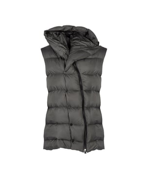 El color uniforme de nuestra chaqueta es la solución ideal para aquellos que valoran la elegancia y la simplicidad en sus estilismos diarios, además de la facilidad para combinarla con otros elementos del vestuario.

El diseño más largo proporciona no solo un confort excepcional y calidez en los días más fríos, sino que también añade a la silueta una apariencia esbelta y un acabado clásico, perfecto tanto para el uso diario como para ocasiones más formales.

El gorro, por su parte, es un agregado práctico que protege contra las condiciones climáticas adversas, y al mismo tiempo le da a la chaqueta un carácter moderno y deportivo.

Cerrada con cremallera y botones, la chaqueta sin mangas ofrece protección adicional contra el viento y el frío, además de permitir un rápido y cómodo ponerse y quitarse, lo cual es extremadamente práctico en el uso diario.

Fabricada en Italia, lo que garantiza la más alta calidad de los materiales y una fabricación precisa, característica de la artesanía italiana, famosa por su atención a cada detalle y excepcional habilidad artesanal.