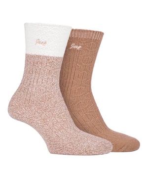 Jeep Sokken voor Dames bevatten alle duurzame en veerkrachtige eigenschappen waar het gerenommeerde merk bekend om staat, maar behouden de stijl en het comfort dat vrouwen gewend zijn van hun sokken. Dit assortiment Jeep-sokken voor dames is perfect om bij je trekkinguitrusting te passen, of zelfs als je je wintersokkencollectie wilt bijwerken. Deze 2-pack Jeep-sokken voor dames zijn luxueus zacht en zijdeachtig en ideaal voor casual en stedelijke buitenactiviteiten. Deze superzachte sokken zijn gemaakt van hoogwaardig polyester met een laag badstof voor extra comfort. Het zeer zachte garen voelt warm aan op de huid en helpt warmte vast te houden. Ze zijn gebreid in een klassiek breed ribpatroon dat er fantastisch uitziet in elk paar laarzen! Voor een subtiele fashion statement hebben deze sokken een Lurex glitter manchetontwerp dat een mooie sprankeling toevoegt aan je ensemble! Deze sokken worden geleverd in een set van 2. Ze zijn gemaakt van 97% polyester en 3% elastaan. Ze zijn verkrijgbaar in de maten 37-42 EU.