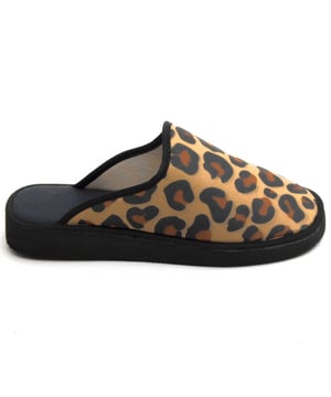 Door Northome Weight Collection: The Lightest House Shoes in the World. Speciale maten tot 42. Ons merk probeert altijd maximaal comfort te krijgen en we weten dat gewicht een zeer belangrijke variabele is bij het kiezen van een comfortabele huisschoen. Met een gewicht tussen 40 en 75 gram, afhankelijk van de grootte die u kiest. We hebben de verzameling huisschoenen bereikt die het minst wegen. Gemaakt in Spanje en met geselecteerde materialen van hoge kwaliteit. Het materiaal is ademend en resistent. Comfortabel als laatste. Zachte en comfortabele materialen met natuurlijk een laatste die zich perfect aan uw voet aanpast. Kies Northome en weet zeker dat u ...