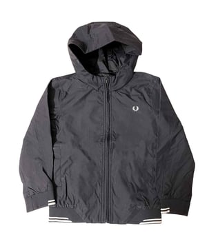 Fred Perry SY7500 102 zwart T-shirt voor kinderen. Fred Perry zwarte jas. 100% polyamide. Normale pasvorm. Stijl: SY7500 102. Logo-ontwerp op de borst