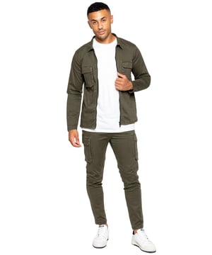 Enzo Cargo-outfitset voor heren. Lange mouwen, ritssluiting, kraag, cargo-overshirt. Twee platte vrachtzakken aan de voorkant met klittenbandsluiting. Twee zijzakken. Gestikte randen op mouwen en zoom. Set aangevuld met cargobroeken. Normale pasvorm, rechte pijpen, enzymenwassing. Ontwerp met 5 zakken. 2 zijzakken, 2 cargozakken met klittenbandsluiting. Enkele achterzak. Elastische tailleband met verstelbaar trekkoord