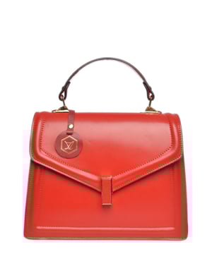 Bolso de mano  
100% cuero de vaca  
Cierre superior con cremallera  
Cierre frontal con hebilla de metal  
Bolsillo interno con cremallera  
Dimensiones: 21x26x8 cm  
Asa: 22 cm  
Correa de hombro: 120 cm ajustable  