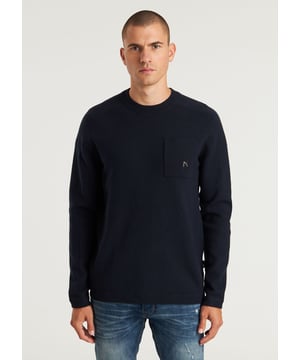 Fit & Materiaal De Oscar Round is een comfortabele regular fit sweat gemaakt van een viscose-polyester mix, door deze mix heeft deze trui een soft feel en veel stretch.   Details Deze sweater is voorzien van een een ronde hals en banden rondom de middel en uiteindes van de mouwen en een borstzak. Verder is de trui voorzien van de kenmerkende CHASIN' details.   Specs Regular fit  Veel stretch Elastieken banden  Soft feel Borstzak  CHASIN’ details