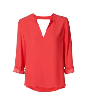 De dames top Jazlyn in koraalrood van Mart Visser is vervaardigd uit 100% viscose-crêpe van extra zware kwaliteit, waardoor de top prachtig om het lichaam valt. De binnenkant van de stof glanst als satijn. Rol de mouwen op om dit satijnen effect te onthullen. De lichtrode tint geeft de top een frisse, zomerse uitstraling. Met lange mouwen en manchetten, samen met de open halslijn, combineert de Jazlyn het beste van een dames top en blouse. Let ook op de uitsnede aan de achterkant; dit subtiele detail geeft deze rode top een feestelijke touch.
