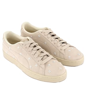 Las zapatillas deportivas Puma Flower Stud naturales para mujer toman la clásica zapatilla de baloncesto Puma y añaden bonitos detalles de tachuelas florales. Fabricadas en ante de primera calidad y con plantilla acolchada. Este zapato deportivo es perfecto para el uso diario. La suela con la marca y el logotipo de Puma le dan un toque elegante. acabado deportivo.