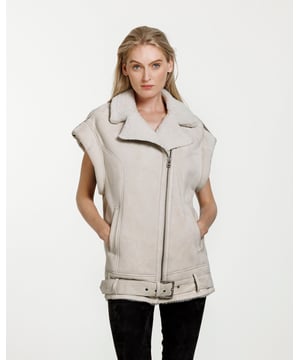 Een chique en stijlvolle bodywarmer met alle juiste details. De jas heeft zakken aan beide zijkanten, een schuine ritssluiting, schouderbanden en een ingebouwde riem die naar wens vastgemaakt of losgelaten kan worden.