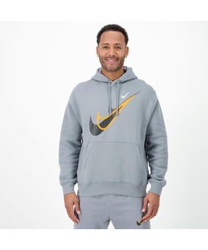 Nike Standard Issue Moto Overhead Hoodie in Grey. - -. A throw-on-and-go easy overhead-style hoodie featuring an adjustable drawstring cotton-lined hood and ribbed cuffs and hem for a great streetwise layering piece. - -. Made from a midweight brushed fleece that feels super-soft on the inside and smooth on the outside, keeping you cosy while the structured build maintains its shape. - -. Large contrast Swoosh graphic print to chest and smaller Swoosh to back of hood.