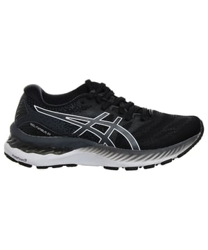 De Asics Gel-Nimbus 23 Dames Zwarte Hardloopschoenen zijn de belichaming van stijl, comfort en prestaties voor vrouwelijke hardlopers. Deze schoenen zijn ontworpen om uitzonderlijke ondersteuning en demping te bieden, wat zorgt voor een soepele en comfortabele loopervaring. Hier is een gedetailleerde beschrijving met belangrijke kenmerken:

Strak en Modern Ontwerp: De Gel-Nimbus 23 schoenen van Asics hebben een strak en modern ontwerp, dat esthetiek combineert met geavanceerde technologie voor een aantrekkelijke en hedendaagse uitstraling.

Premium Materialen: Asics staat bekend om het gebruik van hoogwaardige materialen in hun schoenen. Deze trainers zijn doorgaans vervaardigd uit topmaterialen, wat zowel duurzaamheid als comfort waarborgt.

Klassieke Zwarte Kleur: De schoenen komen in een klassieke zwarte kleur met subtiele accenten, wat een veelzijdige en tijdloze uitstraling biedt die naadloos past bij verschillende hardloopoutfits.

Gel Dempingstechnologie: Deze schoenen zijn uitgerust met de kenmerkende Gel-dempingstechnologie van Asics, zowel in de hiel als in de voorvoet. Dit geavanceerde dempingssysteem biedt superieure schokabsorptie, vermindert de impact op de gewrichten en zorgt voor een zachte en comfortabele ervaring.

Responsieve Tussenzool: De tussenzool is ontworpen om responsieve demping te bieden, waardoor je algehele loopprestaties worden verbeterd door de ideale balans tussen ondersteuning en comfort te leveren.

Veilige Vetersluiting: De schoenen zijn doorgaans voorzien van een traditionele vetersluiting, die een veilige en aanpasbare pasvorm biedt die is afgestemd op de vorm van je voet.

GevoerdeKraag en Tong: Om comfort te waarborgen en schuren tijdens het hardlopen te voorkomen, zijn de schoenen voorzien van een gevoerde kraag en tong.

Ademende Bovenkant: De bovenkant van de schoenen is meestal gemaakt van ademend mesh-materiaal, wat zorgt voor luchtcirculatie en het verminderen van vochtopbouw binnenin de schoen.