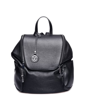 Mochila
100% piel de vaca
Cierre de cremallera superior
Asa superior simple: 26 cm
Dos correas ajustables para los hombros: 110 cm
Bolsillos delanteros y traseros con cremallera
Bolsillo interior con cremallera
Dimensiones (L): 31x28x14 cm
Mango: 24 cm
Correa: 100 cm x2