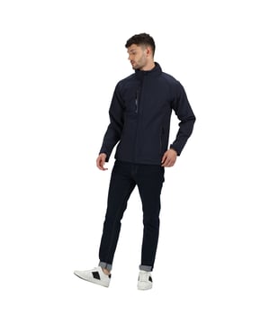 Design/motif: Uni. Caractéristiques: Respirant, Revêtement protecteur, Léger, Cordon de serrage dans l'ourlet, Coutures collées. Doublure: Polyester. Matériau: Isotex (imperméable, tête hydrostatique 3 000 mm et respirant), Softshell. Encolure: À capuche, Col zippé. Caractéristiques des matériaux: Imperméable, Coupe-vent. Bouts des manches: Ajustables. Capuche: Dissimulée, repliable. Type de poches: Zippée, 1 poche sur poitrine, 2 poches basses. Type de manches: Manches longues. Finition: Passepoil, Réfléchissant. Fermeture: Fermeture éclair. Composition: 96% Polyester, 4% Élasthanne.