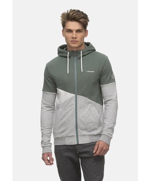 Diese bequeme Sweatjacke für Herren ist ein tolles Basic für kühlere Stunden und Tage. Die Ärmel und der Saum sind mit Rippbündchen versehen, die für einen guten Sitz sorgen. Die hochgeschnittene Kapuze hat einen Kordelzug und schützt vor Wind und Kälte. Geschlossen wird die Sweatjacke mit einem Reißverschluss. In den Seitentaschen können kleine Gegenstände verstaut werden. Ober- und Unterteil der Jacke sind farblich abgesetzt, wodurch ein cooler Streetwear-Look entsteht. Der Label-Schriftzug auf der Brust und die Label-Applikation auf dem Ärmel runden das Design ab.