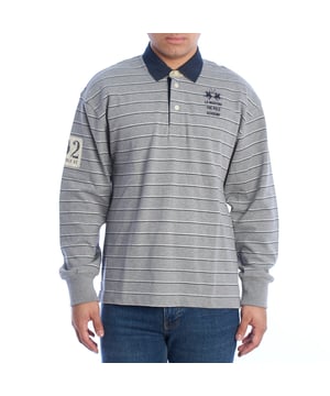 Camiseta polo manga larga de La Martina.

Inspirado en la elegancia clásica del polo, este polo de manga larga hombre combina un estilo tradicional con detalles modernos.

Detalles:

- Confeccionada en algodón suave y transpirable.
- Cuello tipo polo con cierre de 3 botones.
- Mangas largas con puños elásticos para un ajuste cómodo.
- Logotipo bordado con la inscripción “The Polo Academy” en el pecho.
- Parche con el número "02" en la manga.
- Dobladillo con pequeñas aberturas laterales para mayor libertad de movimiento.
- Corte amplio y relajado, ofreciendo mayor libertad de movimiento.

Este polo manga larga de hombre de La Martina combina un diseño atemporal con detalles cuidadosamente elaborados que lo convierten en una prenda imprescindible. Perfecto para lucir un estilo casual elegante que destaca por su calidad y autenticidad.
 Composición: 100% Algodón
 Cuidados:
- Lavar máximo a 30°C en ciclo delicado.
- Usar detergente suave.
- No usar lejía ni blanqueadores.
- Secar a baja temperatura.
- Planchar a temperatura media.