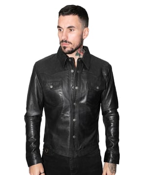 Inspiriert von ihren Denim-Vorgängern ist diese Jacke eine Neuinterpretation dieses beliebten Stils, der im späten 19. Jahrhundert aufkam. Im Vergleich zu anderen Modellen ist diese Jacke eine minimalistischere Version des Trucker-Stils, die durch die glatte Oberfläche unseres ultraweichen Premium-Nappaleders gut ergänzt wird. Die Vorderseite beschränkt sich auf traditionelle spitze Pattentaschen auf der Brust und dezente Einsätze an den Schultern. Die Jacke ist außerdem mit einem traditionellen Kragen versehen und die Vorderseite kann mit Druckknöpfen geschlossen werden, die bis zum Kragen führen. Wir haben drei Knopfverschlüsse an den Manschetten eingeführt, damit Sie die Passform individuell anpassen und den Komfort erhöhen können. • 100 % hochwertiges, ultraweiches Nappaleder. • Erhältlich in den Premium-Farben Schwarz, Braun und Hellbraun. • Verfügt über einen Kragen mit Druckknopfverschluss und Pattentaschen auf der Brust. • In das Jackenfutter integrierte Taschen und zwei Außentaschen. • Die Manschetten sind verstellbar über drei Druckknöpfe