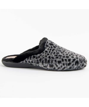 Hecho en España. Zapatilla de casa para mujer. Calce cómodo. Fabricada en materiales veganos. Fabricado por otras marcas para nuestra marca.