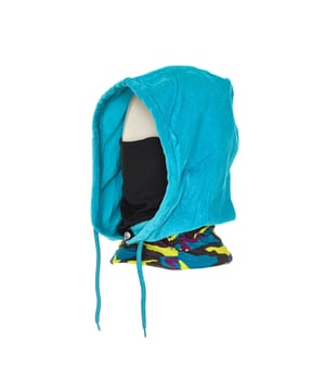 Hood and neck gaiter with complete protection on cold days.
 The ideal complement for skiing or snowboarding, the BUFF Hoodie has an elastic microfiber tubular with sun protection and a fleece hood.
 Double layer tubular.
 Measures: Cap and collar: (Length): 59cm
 Neck (Width x length): 24 x 24 cm
 Composition: 100% polyester
 Care:
Machine wash max 30º
 -Do not iron
 -Do not use bleach
 -Do not dry clean