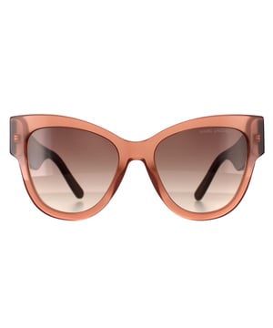 Die Marc Jacobs Cat Eye Womens Brick Brown Gradient MARC 697/S Sonnenbrille ist eine robuste und dennoch glamouröse Brille, die sich mühelos in jedes modische Ensemble integrieren lässt. Die Gläser bieten nicht nur einen hervorragenden UV-Schutz, sondern schaffen auch die perfekte Balance zwischen Stil und Funktionalität. Mit dem ikonischen Marc Jacobs Logo an den Bügeln setzt diese Sonnenbrille ein raffiniertes Statement mit dezenter Eleganz.