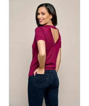Werten Sie Ihre Garderobe mit dem stylischen Regan-Top in der Trendfarbe Dark Berry auf. Das Regan-Top von Mart Visser ist eine unverzichtbare Ergänzung für jede modebewusste Frau und ist in den Größen S bis XXXL erhältlich. Dieses Strickoberteil in einer wunderschönen dunklen Beerenfarbe bietet Eleganz und Komfort zugleich. Mit einer geraden Passform und kurzen Ärmeln fällt das Oberteil genau auf die Hüfte, wodurch eine schmeichelhafte Silhouette entsteht. Durch den leichten Strick eignet sich das Oberteil ideal für warme Sommertage, eignet sich aber auch perfekt zum Schichten in den kälteren Monaten. Der hochwertige Mix aus 60 % Tencel, 11 % Viskose, 24 % Polyester und 5 % Seide sorgt für ein luxuriöses und seidig weiches Gefühl auf der Haut. Das durchbrochene Detail auf der Rückseite macht dieses Oberteil zu etwas ganz Besonderem, mit einem subtilen und verführerischen Design, das Ihrem Look zusätzliche Raffinesse verleiht. Das Regan-Oberteil ist vielseitig genug, um es zu verschiedenen Anlässen zu tragen, vom Tag im Büro bis zum Ausgehen. Kombinieren Sie dieses schöne Oberteil mit dem Chrissy-Printrock in Taupe/Multi für einen verspielten, femininen Look oder entscheiden Sie sich für einen schicken Ton-in-Ton-Look mit der Bibi-Hose in Dark Berry.