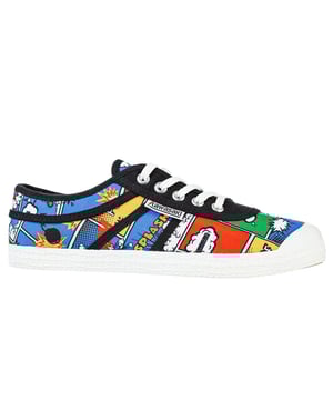 Explora la ciudad con un estilo moderno llevando nuestro zapato de lona Cartoon. Con este zapato nunca te equivocarás. Un estampado alegre, juguetón e interesante, lleno de sorpresas, te mantendrá guapo y entretenido todo el día.Detalles del producto. Cordones regulables para un ajuste adecuado. Disponible en tallas de adulto y junior. Unisex. Zapato ligero. El zapato de cordones de corte bajo permite la rotación y la flexibilidad.. Parte superior: lona y ante de vaca. Suela: RBGuía de tallas/ajuste. Si estás entre dos tallas, te recomendamos que elijas la más grande.Guía de lavado. Se recomienda no lavar el zapato.