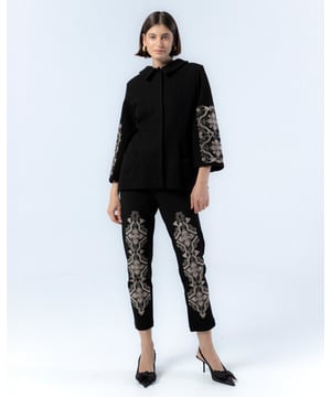 La chaqueta negra de mujer Emma te hará sentir la calidez del invierno. Esta chaqueta negra es perfecta para elevar tu look en cualquier ocasión.
 
 
 
 Chaqueta de paño.
 
 Manga ancha con detalle de bordado a máquina y a mano.