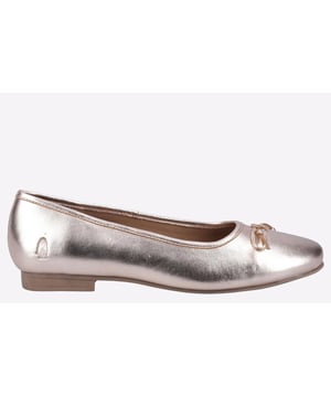 De Naomie ballerina van Hush Puppies, een essentiële pump voor vrouwen voor elke dag, is perfect voor alle gelegenheden. Gemaakt van hoogwaardig leer, met een memory foam sok voor uitstekend comfort. Lichtgewicht en flexibel voor veelzijdige prestaties.
