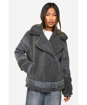 Cosy teddy fabric body with contrasting denim sleeves
        Oversized notched lapel collar for added warmth
        Asymmetric zip front closure for a modern twist
        Wide belt with metal buckle to cinch the waist
        Relaxed fit perfect for layering over chunky knits
    
    Make a bold statement this season with our eye-catching Teddy-Fliegerjacke. This unique hybrid design combines the warmth of a teddy coat with the edgy appeal of a denim jacket. The plush teddy fabric body keeps you snug, while the rigid denim sleeves add a cool, contrasting texture. Style it with wide-leg jeans and trainers for a casual weekend look, or throw it over a midi dress and ankle boots for a night out with the girls. The versatile nature of this jacket makes it perfect for various casual occasions, from coffee dates to family gatherings. The oversized collar and waist-cinching belt allow you to customise your look, making this piece a true wardrobe staple that you'll reach for time and time again.