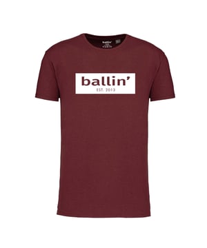 Camiseta de hombre de la marca Ballin Est. 2013. Las camisetas de Ballin Est. 2013 están hechas de algodón 100% orgánico, y tienen un corte regular. El suave algodón proporciona una gran comodidad.  Nombre del modelo: Cut Out Logo ShirtCategoría: camiseta de hombreMateriales: algodón orgánicoColor: rojo burdeos