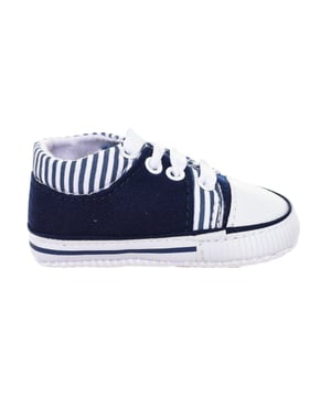 Flexibele baby sportschoenen.
 Buitenkant van textiel.
 Elastische veters op de wreef.
 Zachte textiel binnenkant.
 Microvezel zool.
 Naden in toon zichtbaar.
 Samenstelling: Buitenkant: Textiel; Binnenkant: Textiel; Zool: Textiel
 Onderhoud:
Reinigen met een natte doek.
