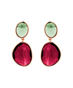Pendientes Anjoan De Cuarzo Hidrotermal Cereza acabados en oro rosa de 18 quilates. El nombre de la línea lo avala: ATELIER Color. Joyas que se rinden a un diseño atípico que han colocado estos diseños sensuales en una posición privilegiada: formando parte del fondo de armario de la mujer actual. Diseños constituidos por circonitas de colores cuidadosamente terminados a mano. Una redefinición de diseños de joyería que se materializa en diseños puros y simples. Creaciones que expresan la singularidad femenina: ready- to-wear.