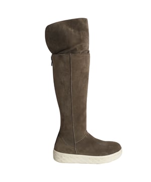 VINTAGE, RRP AS NEW
With a soft and warm shearling lining, these knee-high boots are the ideal footwear for cold weather. Featuring a zip closure at the back and an elevated heel, they serve as the ideal finishing touch to your winter outfits.

Moncler Knee Shearling Lined Boots in Grey Suede
Condition: very good
Material: Suede
Size: EU35
Sign of wear: light wear on soles
SKU: 283228