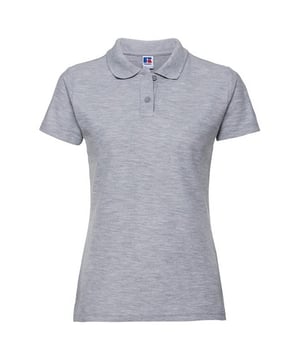 65% Polyester, 35% Ringgesponnene Baumwolle. Gewebetechnik: langlebig. Gewebe: Wabenmuster, Piqué, Weiche Haptik. Design: Unifarben. Doppelgarn Konstruction, Strapazierfähig, Band auf der Innenseite des Kragens, Verstärkte Schultern, Behält die Form, Seitliche Schlitze, Ersatzknöpfe, Ärmel mit Doppelnaht. Passform: Klassisch. GSM (Gramm pro Quadratmeter): 215. Nachhaltigkeit: Amfori-Freigabe, Better Cotton Initiative, BSCI, Verein für faire Arbeit, Oeko-Tex Standard 100 zertifiziert, WRAP Zertifikat. flacher Strickkragen, Schaftrand zum Umklappen. Kurzärmlig. Saum: Doppelnähte.