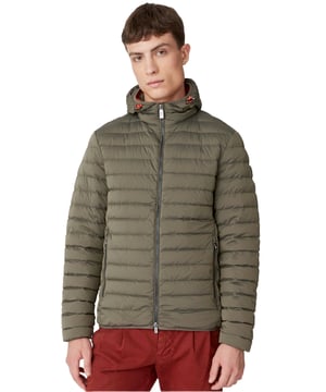 Color: Verde 4276XP Mangas: Largas Escote: Con capucha Detalles: Doble cierre deslizante Largo: Normal Corte: Regular Ocasión: Tiempo libre