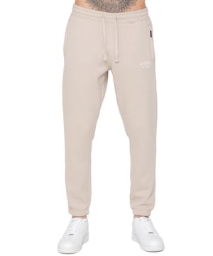 Eleva tu estilo con los joggers de ajuste regular de Enzo Milano. Cuentan con una cintura elástica con cordones ajustables y puños acanalados en los tobillos para un ajuste ceñido. Los joggers tienen bolsillos laterales, y en el lado izquierdo hay un pequeño logotipo impreso en blanco que añade un toque elegante. Están confeccionados con un material suave y cómodo, lo que los hace ideales para uso casual o actividades deportivas.