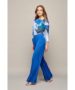 Ontdek het ultieme mode-stuk van de nieuwe collectie: de Ivy Palazzo broek van Mart Visser. Deze zomerse pantalon heeft een high-fashion uitstraling met zijn extra wijde, rechte broekspijpen. Met zijn prachtige kobaltblauwe kleur trekt deze damesbroek ongetwijfeld de aandacht met zijn eigentijdse uitstraling. De broek is voorzien van een brede tailleband en ultra-wijde pijpen die dankzij de lichtgewicht, luchtige viscosekwaliteit soepel langs het lichaam vallen. Het draagcomfort wordt verder verbeterd door het elastiek in de tailleband. Let vooral op de bijzondere designerdetails, zoals de plooitjes in de tailleband en de gevoerde steekzakken. Deze wijde broek is gedurfd, verfijnd en een echt fashion statement, een perfecte aanwinst voor elke garderobe!