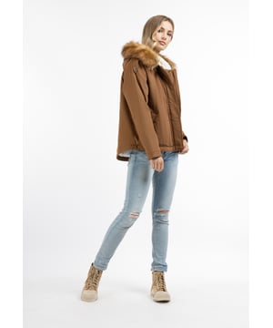 Aus weicher, speziell gewaschener Baumwolle gefertigt, setzt der Winterparka von DreiMaster Vintage auf einen betont lässigen Vintage-Look. Selbst an kalten Tagen und Abenden werden Sie ihn mit Vergnügen tragen, denn dank der Wattierung und der kuscheligen Innenseite hält er Sie wohlig warm. Eine große Kapuze mit flauschigen Fell sorgen für zusätzlichen Schutz. Praktische Seitentaschen mit Druckknopf sind ebenso praktisch, wie modisch. Zahlreiche detailverliebte Logo-Accessoires, wie Ösen oder Nieten sind ganz im Sinne des Labels designt, was einen vintage Charme erweckt.  Winterjacke