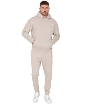 Presentamos el chándal Enzo Milano Averè Oversized Hoodie para hombre, una mezcla perfecta de comodidad y estilo. Este conjunto incluye una sudadera con capucha extragrande con un suave forro polar, un sutil logotipo en el pecho, una llamativa marca en la espalda y una capucha con botones automáticos. Los Joggers Regular Fit tienen cintura elástica, cordones ajustables, bolsillos laterales y puños de canalé en los tobillos para un ajuste seguro. Ideal para relajarse o para salidas informales, este chándal ofrece un aire relajado y moderno.
