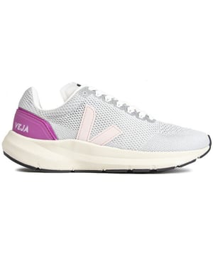 Las zapatillas de Veja son sostenibles. ético y respetuoso con el medio ambiente. La silueta vegana Marlin presenta una parte superior de tejido tejido transpirable. Logotipo grabado en el talón. la legendaria firma en V grande en el lateral y forro 100% poliéster reciclado. El ligero. La suela exterior estriada de este zapato gris para correr proporciona un agarre y durabilidad excepcionales.