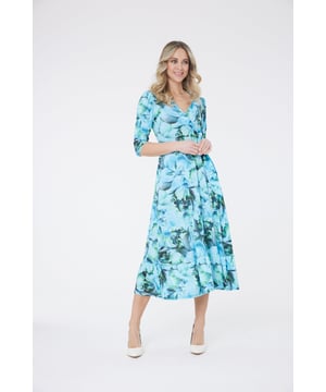 Este vestido será tu nuevo favorito esta Primavera-Verano. Detallado con un estampado floral azul y verde, mangas cortas y escote en V, este vestido es atemporal. Este vestido veraniego con escote pronunciado hace un guiño a la tendencia de las capas, con un cinturón de lazo complementario que ajusta la cintura y cae con gracia sobre tus curvas. ¡Este vestido clásico será tu prenda imprescindible de esta temporada!

95% Poliéster, 5% Elastano

Forro: 100% Poliéster

Lavado a máquina a 40°