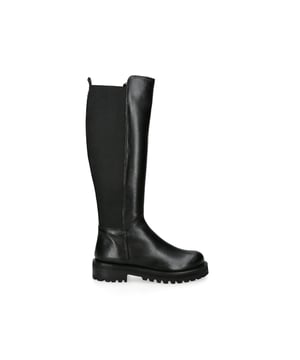 The Kurt Geiger South 50/50 boot is crafted in black leather with shine. The back of the ankle has an elongated elastic panel and inner side zip for maximum comfort.