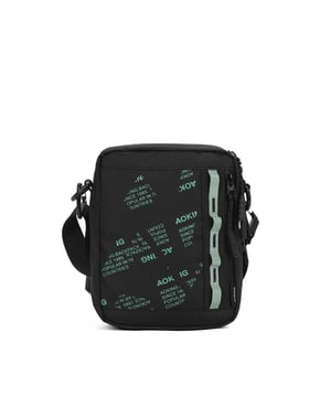 Bolso bandolera unisex. El cierre es con cremallera. Los bolsillos internos son uno abierto. Los bolsillos externos son uno frontal con cremallera. La bandolera es ajustable y extraíble en tejido. Falta el mango. Hay un compartimento interno. El material exterior es poliéster. Internamente está forrado en poliéster. Medidas: 5,5x6x19,5 cm. Producto de moda