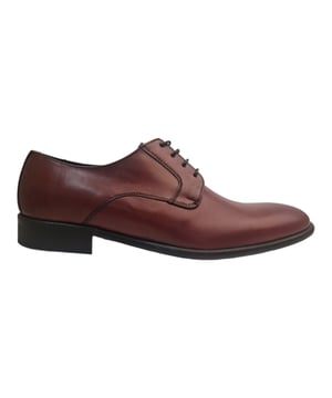 Zapato oxford de caballero con detalles de costuras en la zona alta del empeine con cierre de cordones. Cuenta con una cómoda suela y una planta antideslizante.