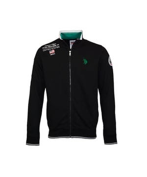 Bequeme Sweatjacke für Herren von der Marke US POLO. Der durchgehende Reißverschluss und die Bündchen sorgen für zusätzlichen Halt und Komfort. Seitentaschen bieten Platz für kleine Gegenstände. Druck auf der Vorderseite.